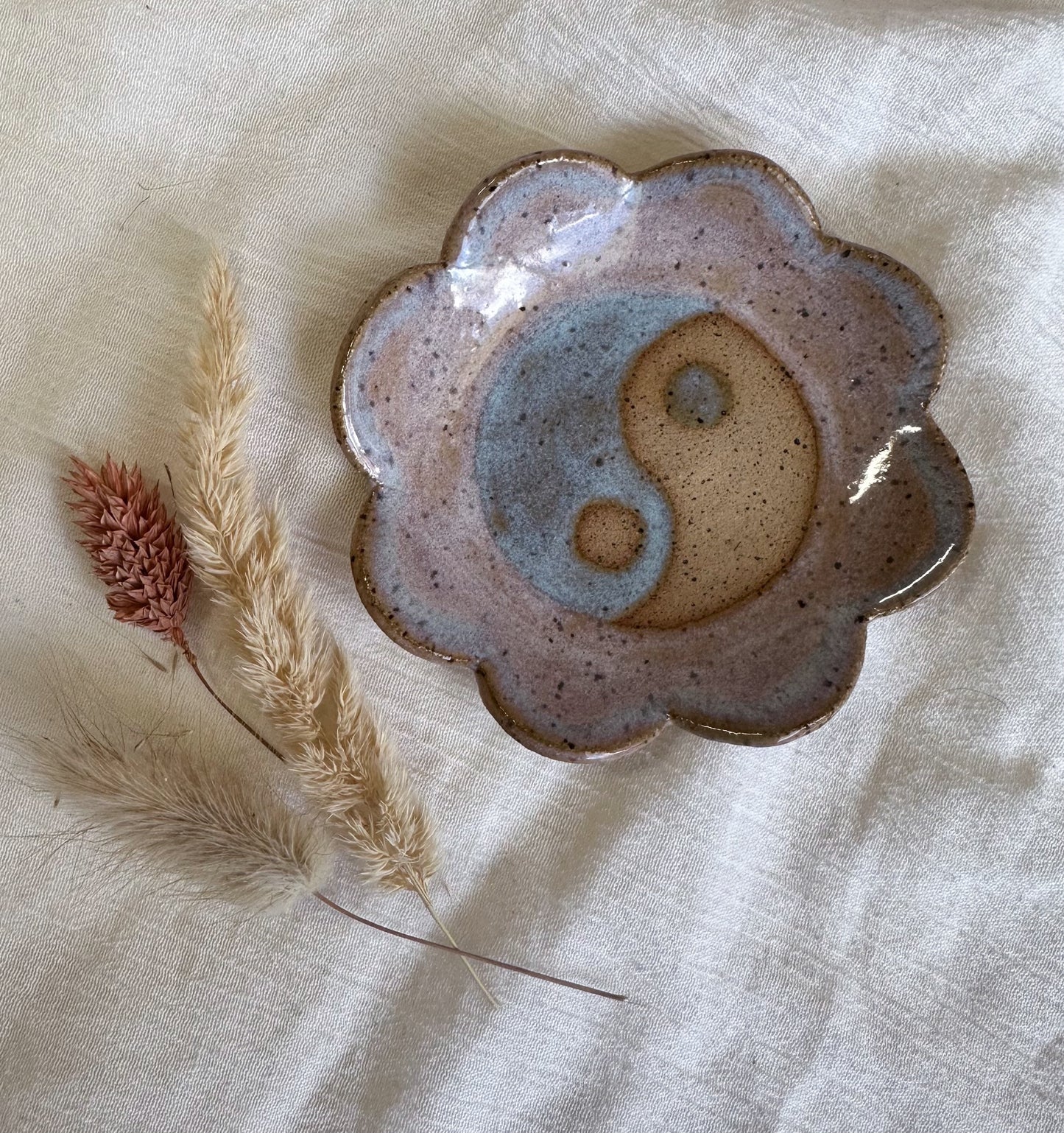 Yin & Yang flower dish