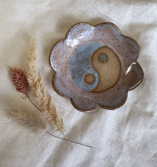 Yin & Yang flower dish